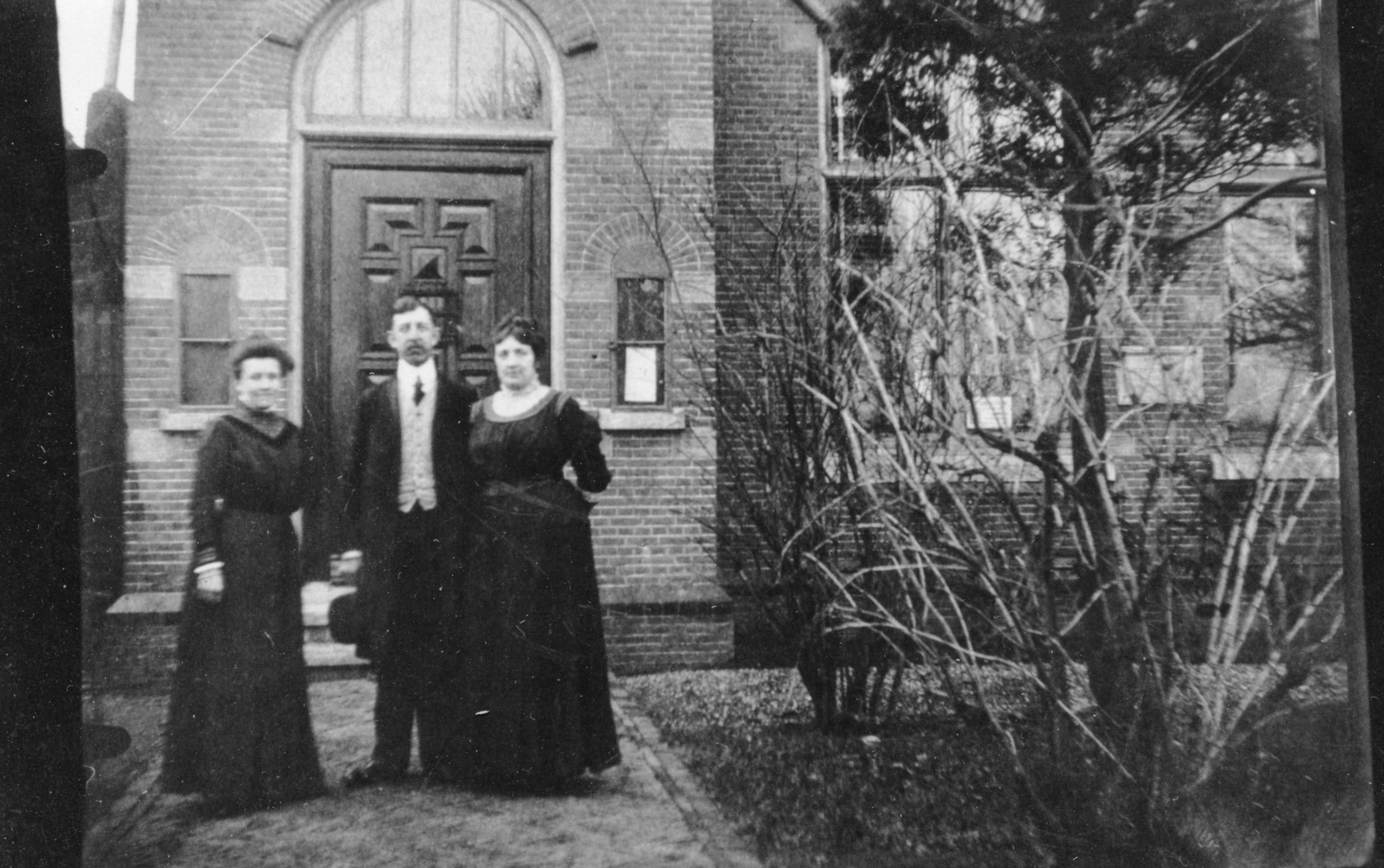 Burgemeester J.L.Verveen met rechts zijn vrouw en links zijn zuster (voor ingang Raadhuis)©L.Jongste(map 5)